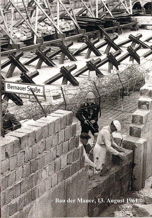  Willy Brandt vor dem Brandenburger Tor 