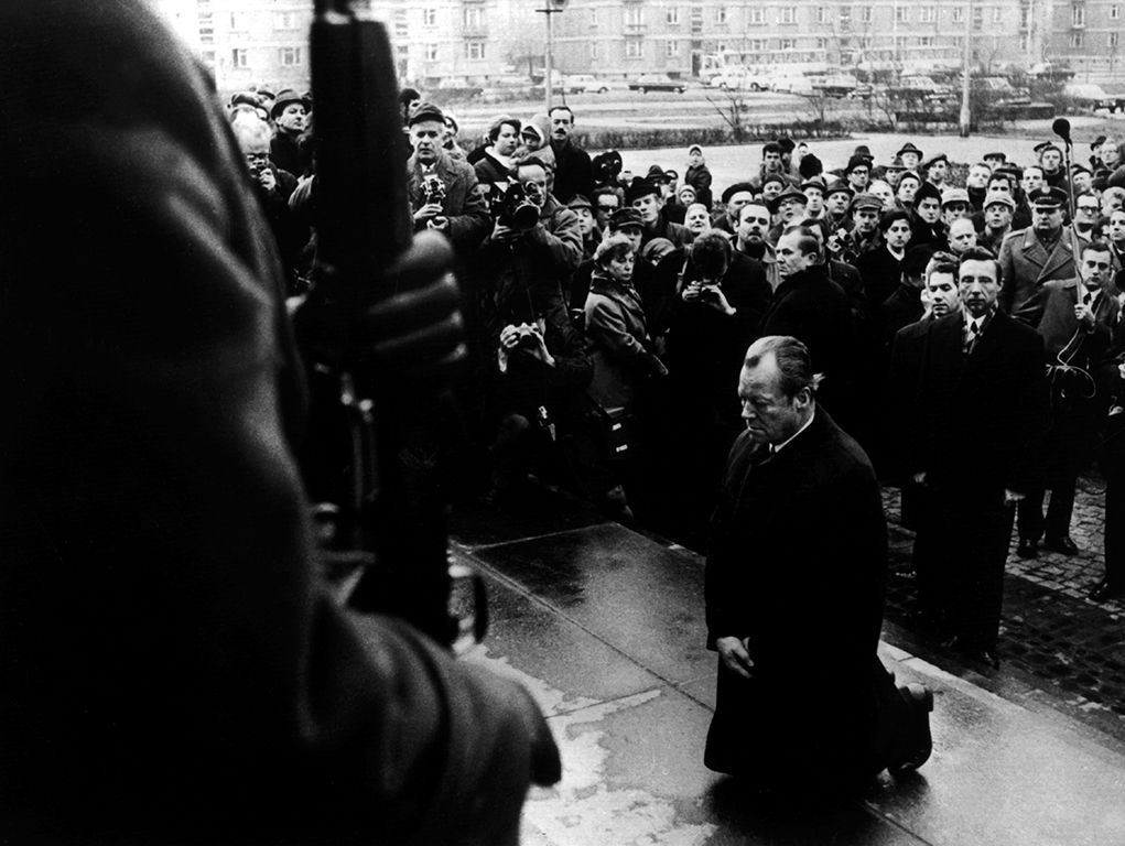  Willy Brandt vor dem Brandenburger Tor 