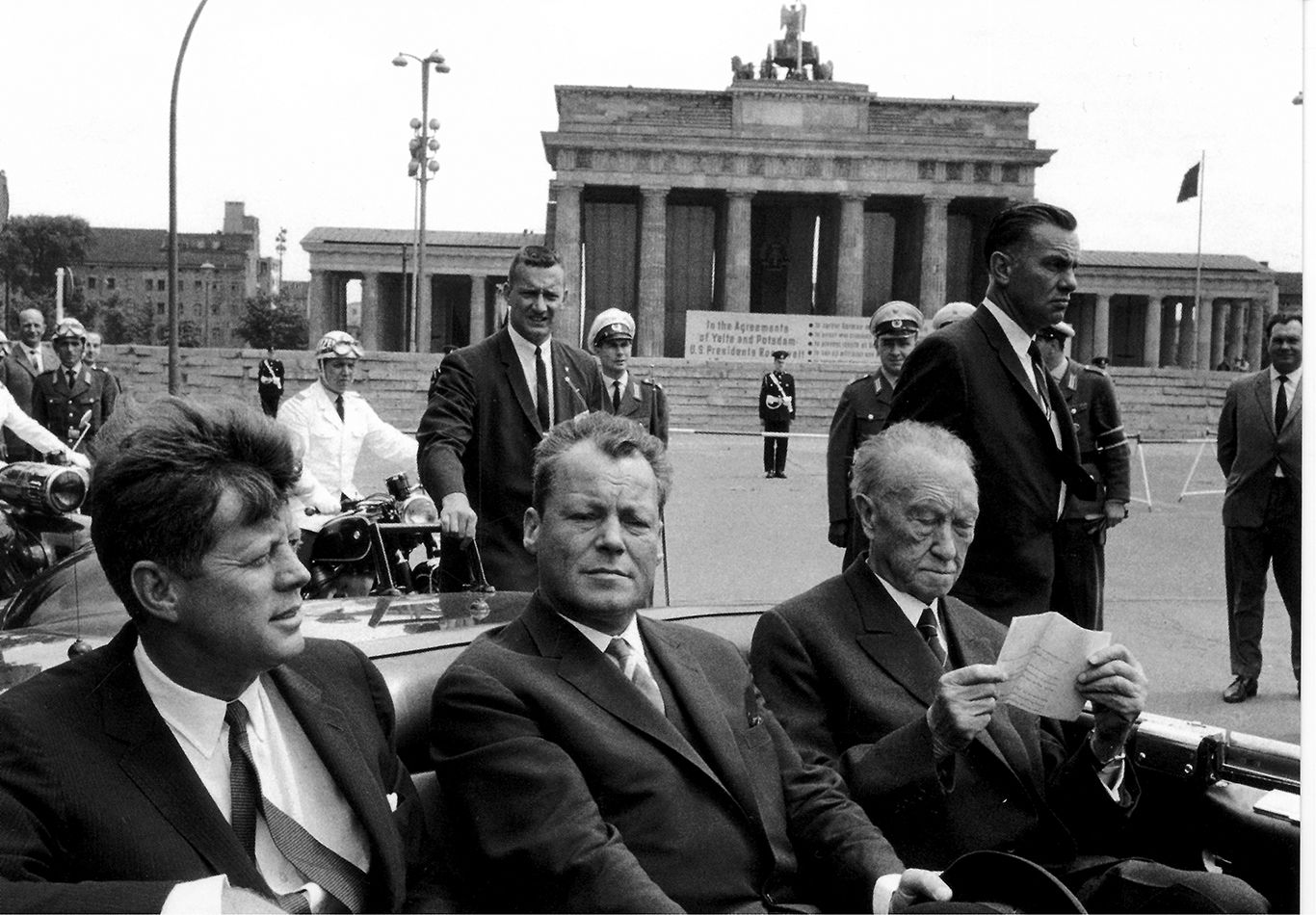  Willy Brandt vor dem Brandenburger Tor 