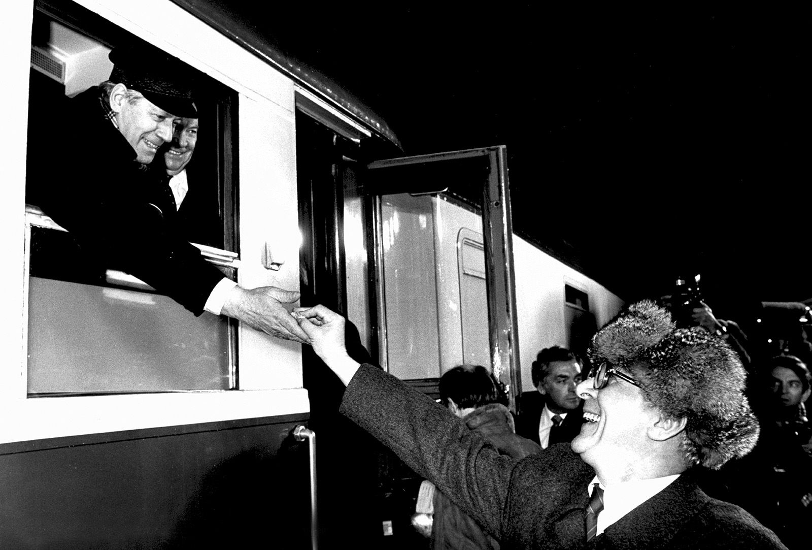  Willy Brandt vor dem Brandenburger Tor 