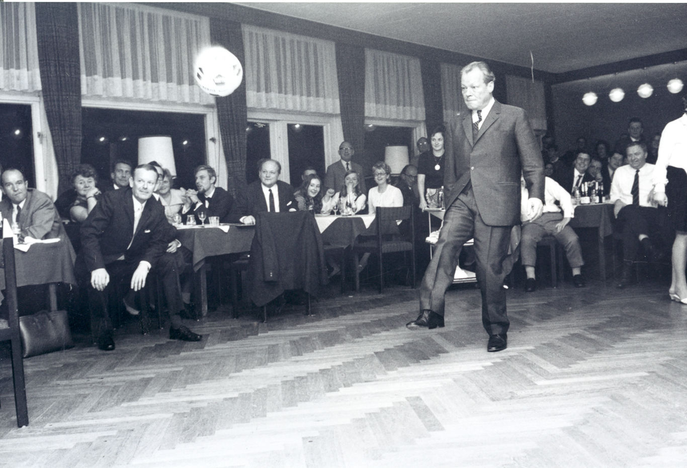  Willy Brandt vor dem Brandenburger Tor 